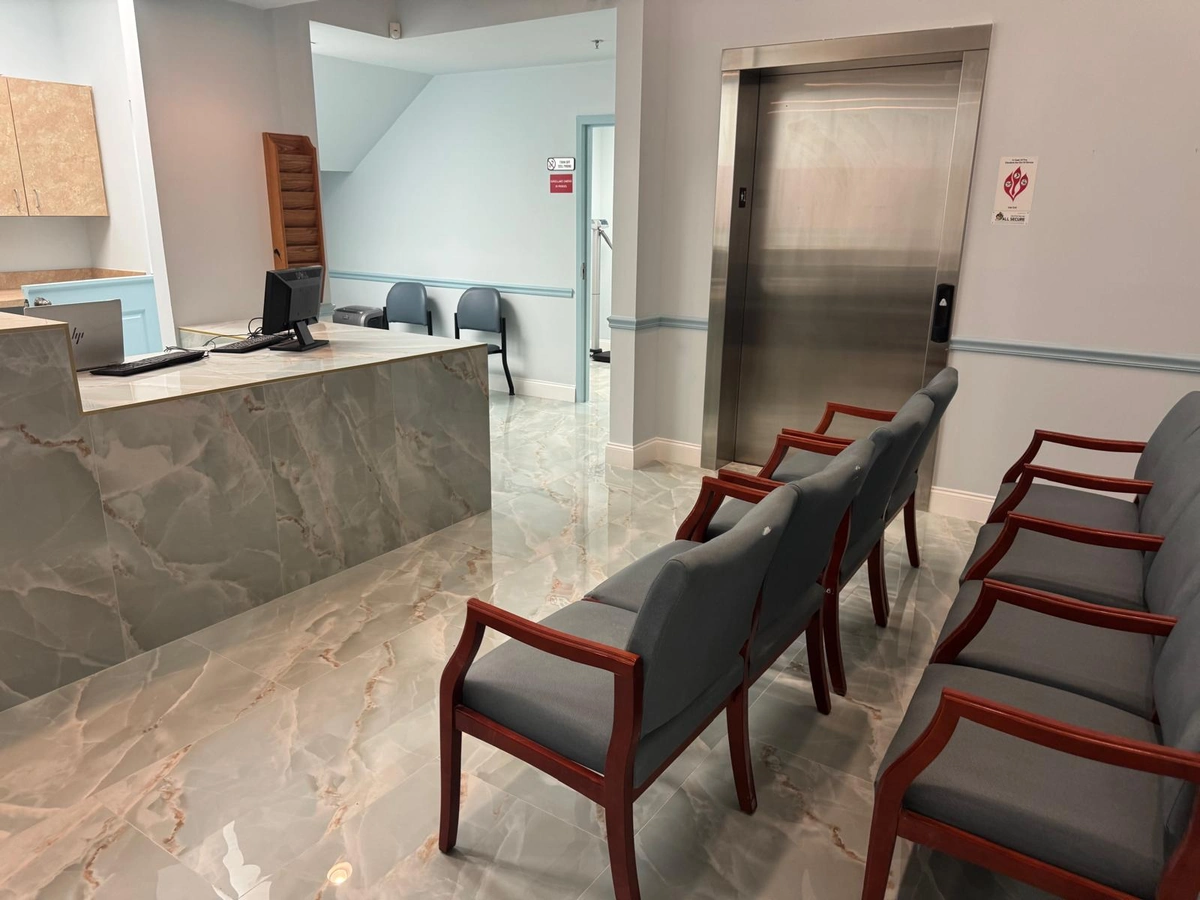The bright, modern waiting room at Premium Walk-In Clinic in Orlando